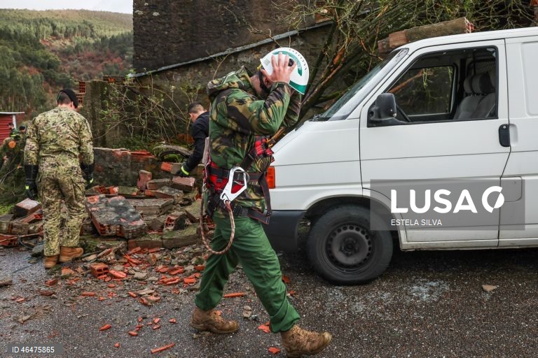 Mau tempo: Elementos de Engenharia N.º 1 de Tancos ajudam os habitantes da aldeia da Coelheira em Figueiró dos Vinhos 
