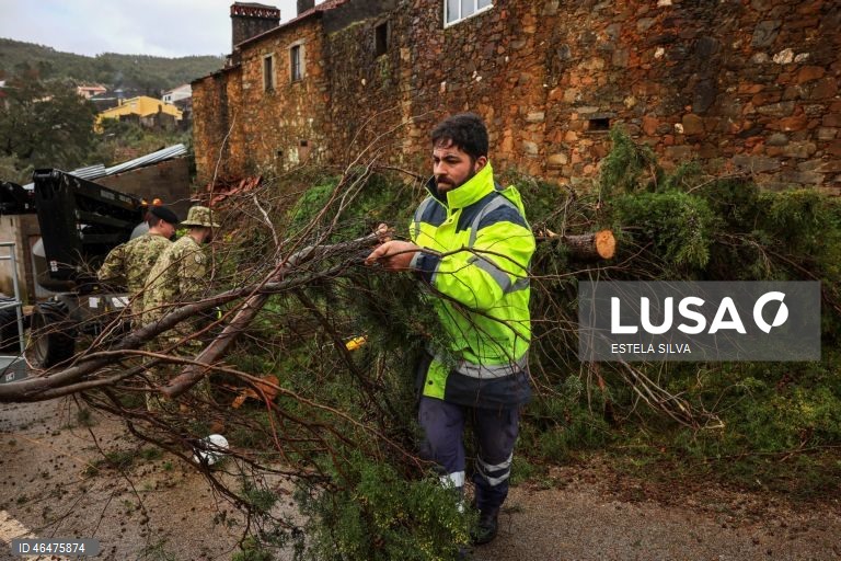 Mau tempo: Elementos de Engenharia N.º 1 de Tancos ajudam os habitantes da aldeia da Coelheira em Figueiró dos Vinhos 