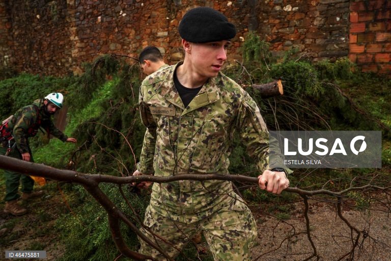 Mau tempo: Elementos de Engenharia N.º 1 de Tancos ajudam os habitantes da aldeia da Coelheira em Figueiró dos Vinhos 