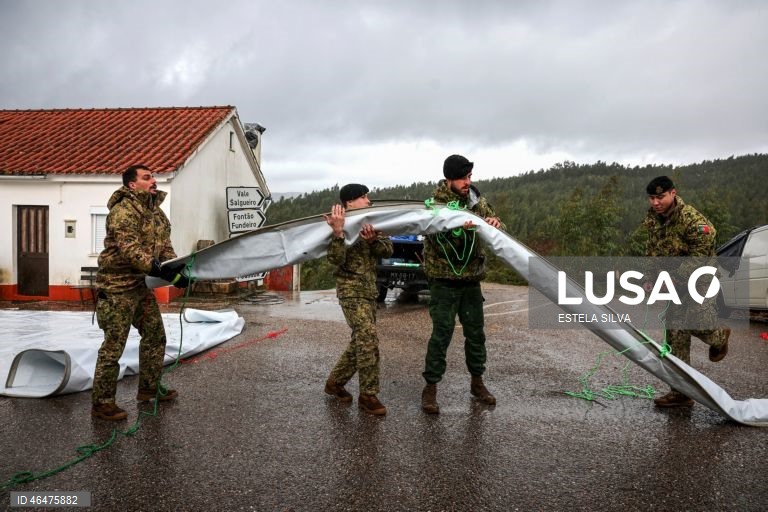 Mau tempo: Elementos de Engenharia N.º 1 de Tancos ajudam os habitantes da aldeia da Coelheira em Figueiró dos Vinhos 
