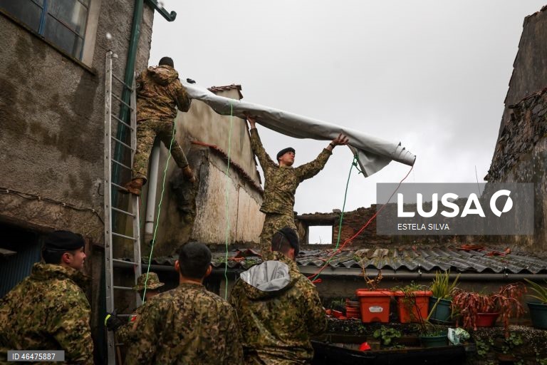 Mau tempo: Elementos de Engenharia N.º 1 de Tancos ajudam os habitantes da aldeia da Coelheira em Figueiró dos Vinhos 