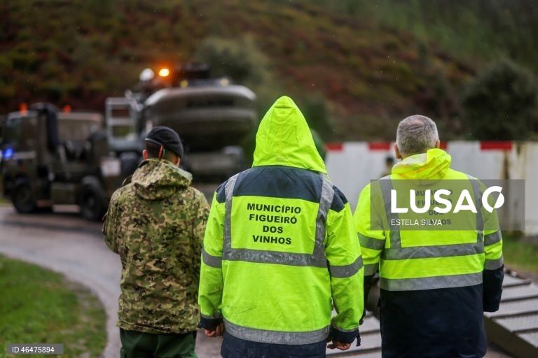 Mau tempo: Elementos de Engenharia N.º 1 de Tancos ajudam os habitantes da aldeia da Coelheira em Figueiró dos Vinhos 