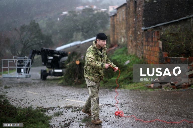 Mau tempo: Elementos de Engenharia N.º 1 de Tancos ajudam os habitantes da aldeia da Coelheira em Figueiró dos Vinhos 