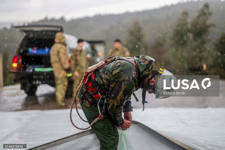 Mau tempo: Elementos de Engenharia N.º 1 de Tancos ajudam os habitantes da aldeia da Coelheira em Figueiró dos Vinhos 