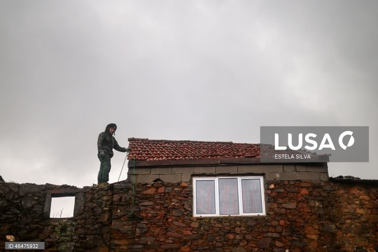 Mau tempo: Elementos de Engenharia N.º 1 de Tancos ajudam os habitantes da aldeia da Coelheira em Figueiró dos Vinhos 
