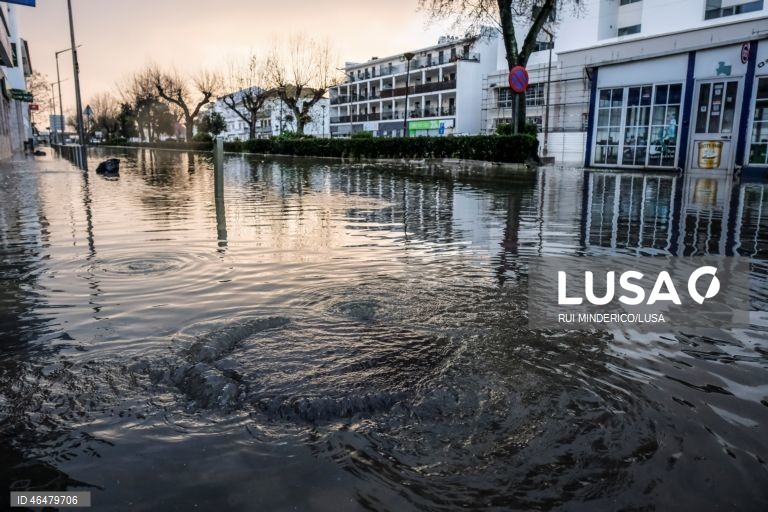 O rio Sado voltou a galgar as margens e inundou a Av dos aviadores. Alcácer do Sal, 03 de Fevereiro de 2026. A passagem da depressão Kristin pelo território português deixou um rasto de destruição, causou cinco mortos e vários desalojados. RUI MINDERICO/LUSA