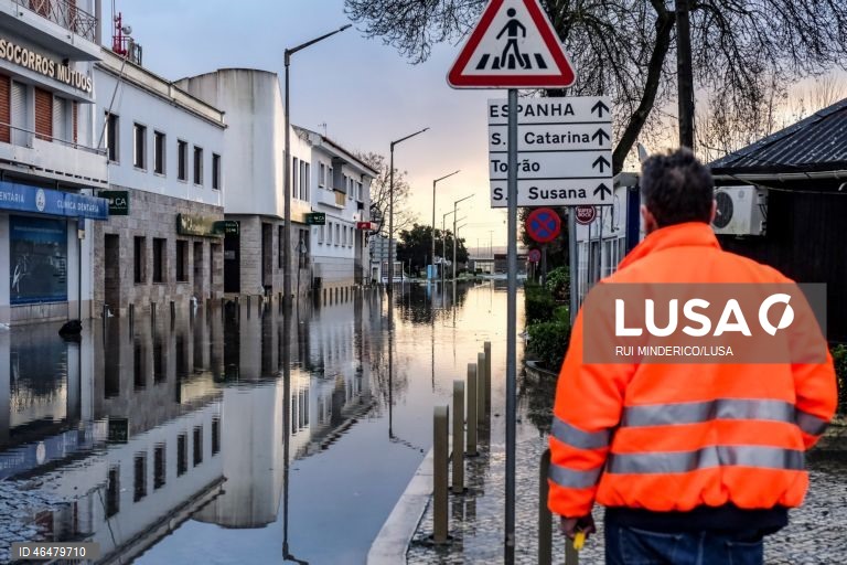 O rio Sado voltou a galgar as margens e inundou a Av dos aviadores. Alcácer do Sal, 03 de Fevereiro de 2026. A passagem da depressão Kristin pelo território português deixou um rasto de destruição, causou cinco mortos e vários desalojados. RUI MINDERICO/LUSA