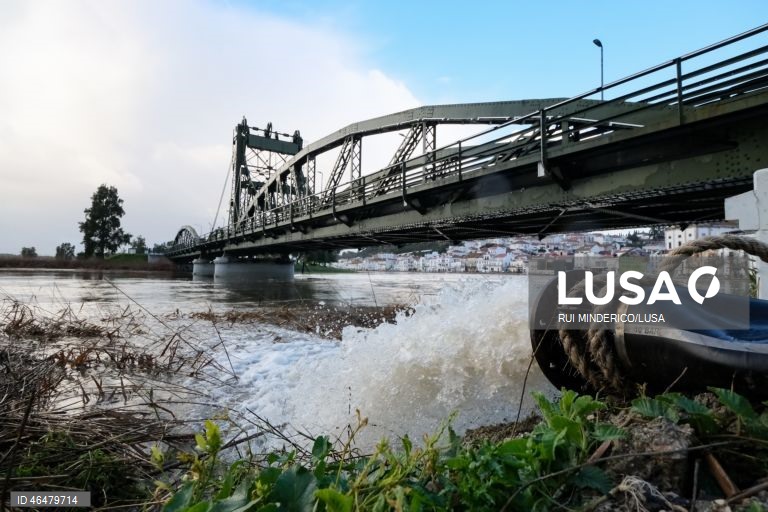 Bomba de água da Proteção Civil bombeia água para o  rio Sado , depois de este a galgar as margens e ter inundado a Av dos aviadores. Alcácer do Sal, 03 de Fevereiro de 2026. A passagem da depressão Kristin pelo território português deixou um rasto de destruição, causou cinco mortos e vários desalojados. RUI MINDERICO/LUSA