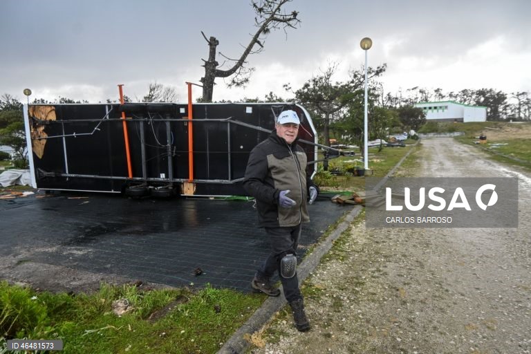 Um homem junto da sua relloute no parque de campismo em São Pedro de Moel, depois da passagem depressão Kristin por Portugal continental, na madrugada de 28 de janeiro, deixando um rasto de destruição.
A Proteção Civil contabilizou cinco mortes diretamente associadas à passagem da depressão Kristin e outras cinco em consequência da depressão, relacionadas com intoxicação e reparação de telhados
O Governo decretou situação de calamidade até ao próximo domingo para 69 concelhos e anunciou um...