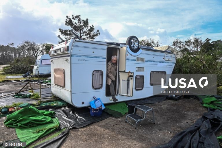 Rafael Santos saí da sua autocaravana no parque de campismo em São Pedro de Moel, depois da passagem da depressão Kristin por Portugal continental, na madrugada de 28 de janeiro, deixando um rasto de destruição, tendo a Proteção Civil contabilizado cinco mortes diretamente associadas à passagem da depressão Kristin e outras cinco em consequência da depressão, relacionadas com intoxicação e reparação de telhados, São Pedro de Moel, Marinha Grande, 03 de fevereiro de 2026. CARLOS BARROSO/LUSA