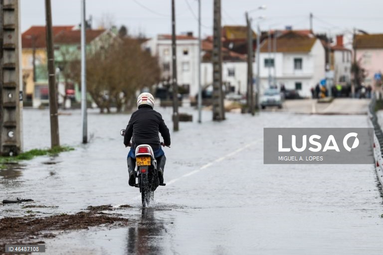 Um motociclista atravessa uma estrada de acesso a Ereira, inundada devido à passagem da depressão Leonardo, Montemor-o-Velho, 04 de fevereiro de 2026. Todos os distritos de Portugal continental estão hoje e quinta-feira sob aviso amarelo devido à previsão de chuva por vezes forte, passando a aguaceiros, devido à passagem da depressão Leonardo, segundo o IPMA. MIGUEL A. LOPES/LUSA