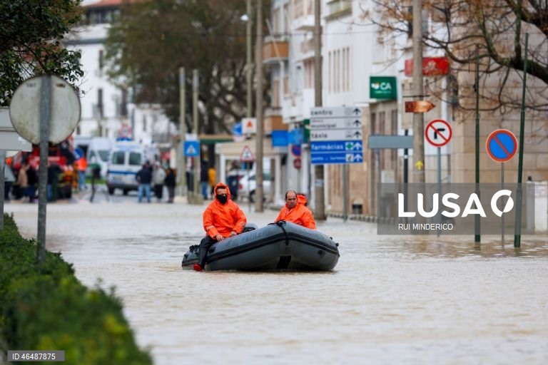 O Rio Sado voltou a galgar as margens e inundou a Av. dos Aviadores, devido à passagem da depressão Leonardo, em Alcácer do Sal, 04 de fevereiro de 2026. Todos os distritos de Portugal continental estão hoje e quinta-feira sob aviso amarelo devido à previsão de chuva por vezes forte, passando a aguaceiros, devido à passagem da depressão Leonardo, segundo o IPMA. RUI MINDERICO/LUSA