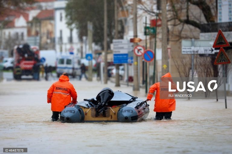 O Rio Sado voltou a galgar as margens e inundou a Av. dos Aviadores, devido à passagem da depressão Leonardo, em Alcácer do Sal, 04 de fevereiro de 2026. Todos os distritos de Portugal continental estão hoje e quinta-feira sob aviso amarelo devido à previsão de chuva por vezes forte, passando a aguaceiros, devido à passagem da depressão Leonardo, segundo o IPMA. RUI MINDERICO/LUSA