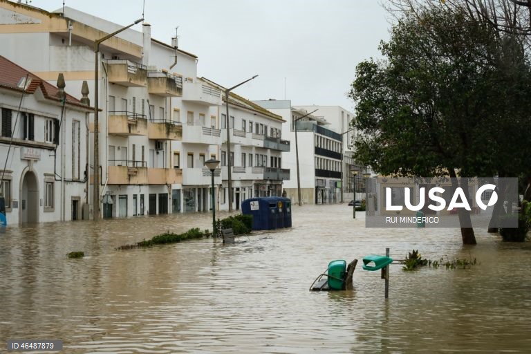 O Rio Sado voltou a galgar as margens e inundou a Av. dos Aviadores, devido à passagem da depressão Leonardo, em Alcácer do Sal, 04 de fevereiro de 2026. Todos os distritos de Portugal continental estão hoje e quinta-feira sob aviso amarelo devido à previsão de chuva por vezes forte, passando a aguaceiros, devido à passagem da depressão Leonardo, segundo o IPMA. RUI MINDERICO/LUSA