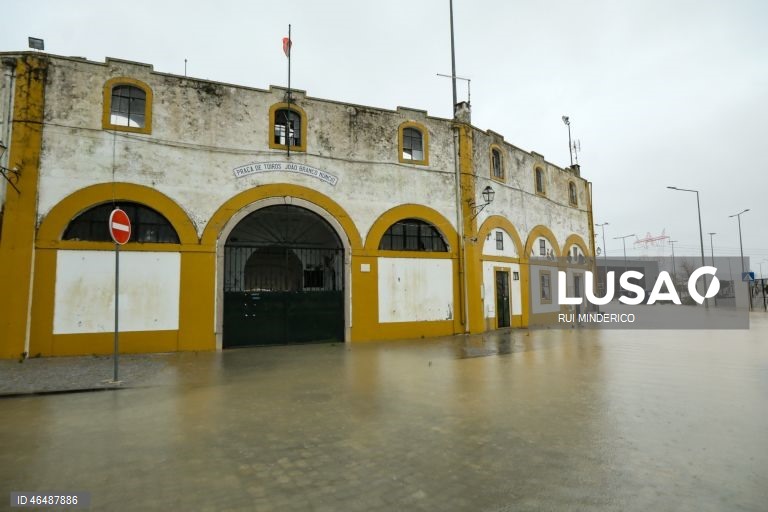 O Rio Sado voltou a galgar as margens e inundou a Av. dos Aviadores, devido à passagem da depressão Leonardo, em Alcácer do Sal, 04 de fevereiro de 2026. Todos os distritos de Portugal continental estão hoje e quinta-feira sob aviso amarelo devido à previsão de chuva por vezes forte, passando a aguaceiros, devido à passagem da depressão Leonardo, segundo o IPMA. RUI MINDERICO/LUSA