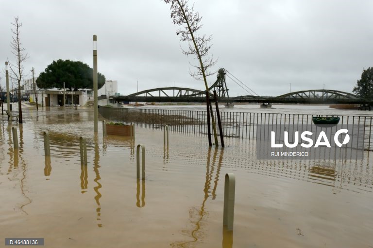 O Rio Sado voltou a galgar as margens e inundou a Av. dos Aviadores, devido à passagem da depressão Leonardo, em Alcácer do Sal, 04 de fevereiro de 2026. Todos os distritos de Portugal continental estão hoje e quinta-feira sob aviso amarelo devido à previsão de chuva por vezes forte, passando a aguaceiros, devido à passagem da depressão Leonardo, segundo o IPMA. RUI MINDERICO/LUSA