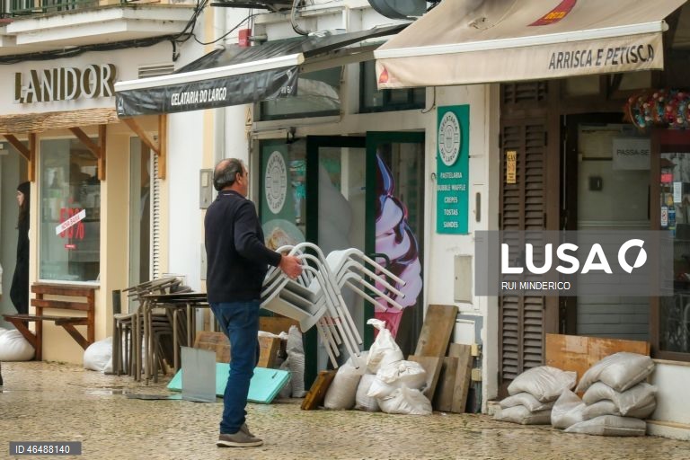 Um comerciante recolhe a esplanada depois do Rio Sado ter voltado a galgar as margens e inundar a Av. dos Aviadores, devido à passagem da depressão Leonardo, em Alcácer do Sal, 04 de fevereiro de 2026. Todos os distritos de Portugal continental estão hoje e quinta-feira sob aviso amarelo devido à previsão de chuva por vezes forte, passando a aguaceiros, devido à passagem da depressão Leonardo, segundo o IPMA. RUI MINDERICO/LUSA