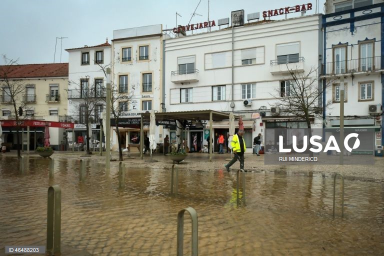 O Rio Sado voltou a galgar as margens e inundou a Av. dos Aviadores, devido à passagem da depressão Leonardo, em Alcácer do Sal, 04 de fevereiro de 2026. Todos os distritos de Portugal continental estão hoje e quinta-feira sob aviso amarelo devido à previsão de chuva por vezes forte, passando a aguaceiros, devido à passagem da depressão Leonardo, segundo o IPMA. RUI MINDERICO/LUSA