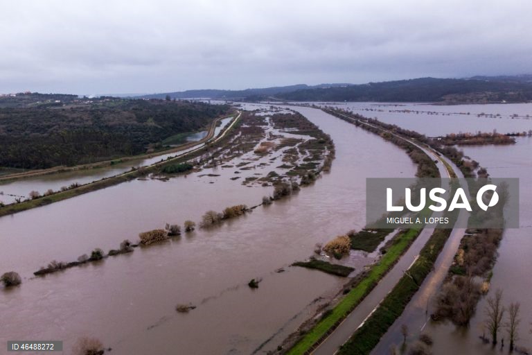 Campos agrícolas inundados devido à passagem da depressão Leonardo, Montemor-o-Velho, 04 de fevereiro de 2026. Todos os distritos de Portugal continental estão hoje e quinta-feira sob aviso amarelo devido à previsão de chuva por vezes forte, passando a aguaceiros, devido à passagem da depressão Leonardo, segundo o IPMA. MIGUEL A. LOPES/LUSA