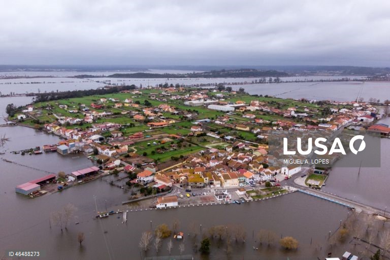 Vista aérea povoação de Ereira, que se encontra isolada devido à passagem da depressão Leonardo, Montemor-o-Velho, 04 de fevereiro de 2026. Todos os distritos de Portugal continental estão hoje e quinta-feira sob aviso amarelo devido à previsão de chuva por vezes forte, passando a aguaceiros, devido à passagem da depressão Leonardo, segundo o IPMA. MIGUEL A. LOPES/LUSA