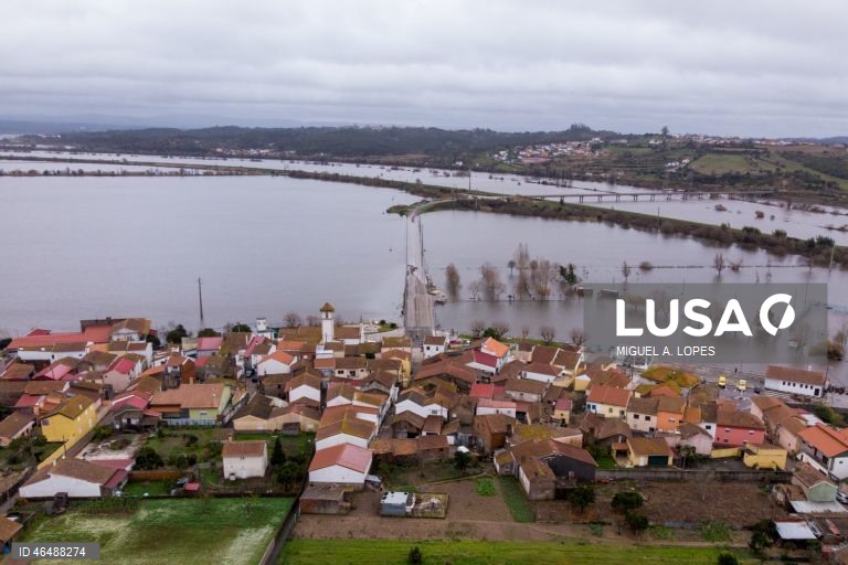 Vista aérea povoação de Ereira, que se encontra isolada devido à passagem da depressão Leonardo, Montemor-o-Velho, 04 de fevereiro de 2026. Todos os distritos de Portugal continental estão hoje e quinta-feira sob aviso amarelo devido à previsão de chuva por vezes forte, passando a aguaceiros, devido à passagem da depressão Leonardo, segundo o IPMA. MIGUEL A. LOPES/LUSA