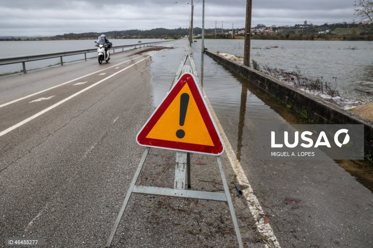 Um motociclista atravessa uma estrada parcialmente inundada, devido à passagem da depressão Leonardo, em Ereira, Montemor-o-Velho, 04 de fevereiro de 2026. Todos os distritos de Portugal continental estão hoje e quinta-feira sob aviso amarelo devido à previsão de chuva por vezes forte, passando a aguaceiros, devido à passagem da depressão Leonardo, segundo o IPMA. MIGUEL A. LOPES/LUSA