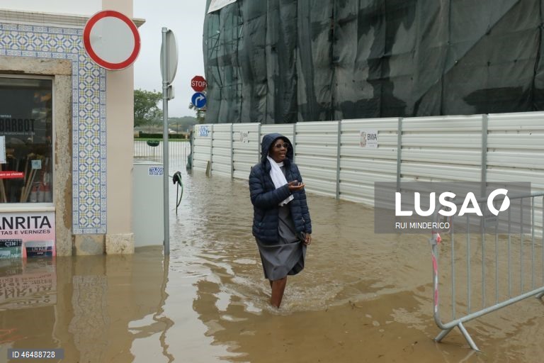 O Rio Sado voltou a galgar as margens e inundou a Av. dos Aviadores, devido à passagem da depressão Leonardo, em Alcácer do Sal, 04 de fevereiro de 2026. Todos os distritos de Portugal continental estão hoje e quinta-feira sob aviso amarelo devido à previsão de chuva por vezes forte, passando a aguaceiros, devido à passagem da depressão Leonardo, segundo o IPMA. RUI MINDERICO/LUSA
