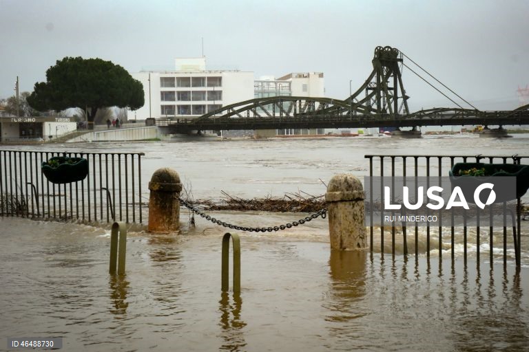 O Rio Sado voltou a galgar as margens e inundou a Av. dos Aviadores, devido à passagem da depressão Leonardo, em Alcácer do Sal, 04 de fevereiro de 2026. Todos os distritos de Portugal continental estão hoje e quinta-feira sob aviso amarelo devido à previsão de chuva por vezes forte, passando a aguaceiros, devido à passagem da depressão Leonardo, segundo o IPMA. RUI MINDERICO/LUSA