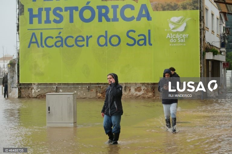 O Rio Sado voltou a galgar as margens e inundou a Av. dos Aviadores, devido à passagem da depressão Leonardo, em Alcácer do Sal, 04 de fevereiro de 2026. Todos os distritos de Portugal continental estão hoje e quinta-feira sob aviso amarelo devido à previsão de chuva por vezes forte, passando a aguaceiros, devido à passagem da depressão Leonardo, segundo o IPMA. RUI MINDERICO/LUSA