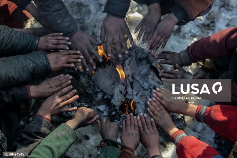 Afganistão: Famílias deslocadas vivem em abrigos temporários durante o inverno rigoroso em Cabul