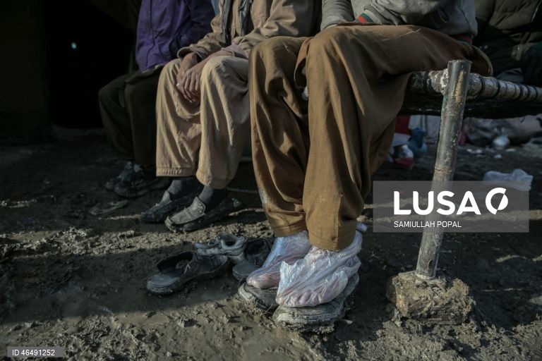 Afganistão: Famílias deslocadas vivem em abrigos temporários durante o inverno rigoroso em Cabul