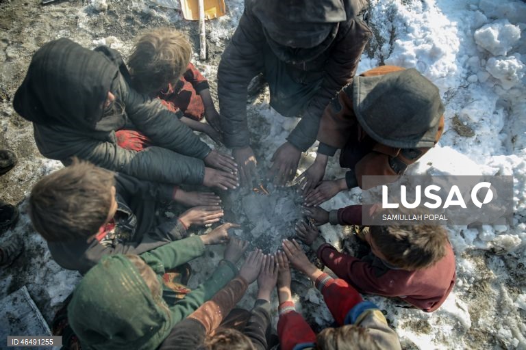 Afganistão: Famílias deslocadas vivem em abrigos temporários durante o inverno rigoroso em Cabul