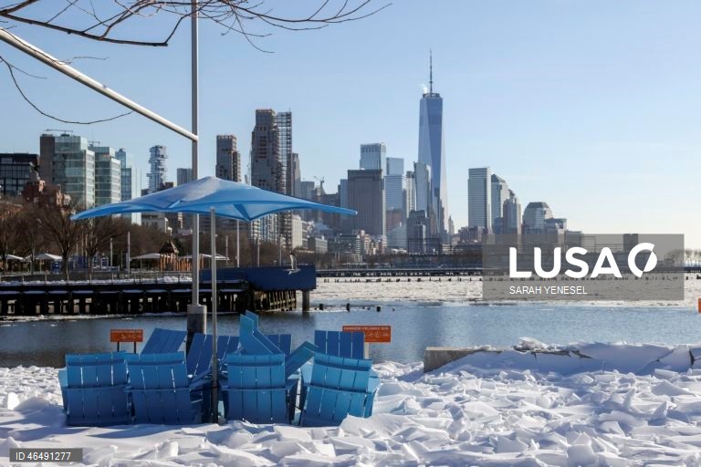 EUA: Gelo acumula-se no rio Hudson durante uma onda de frio em Nova Iorque