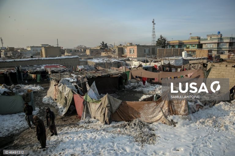 Afganistão: Famílias deslocadas vivem em abrigos temporários durante o inverno rigoroso em Cabul
