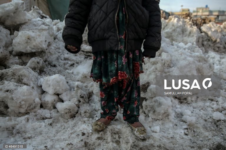 Afganistão: Famílias deslocadas vivem em abrigos temporários durante o inverno rigoroso em Cabul