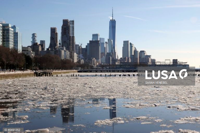 EUA: Gelo acumula-se no rio Hudson durante uma onda de frio em Nova Iorque