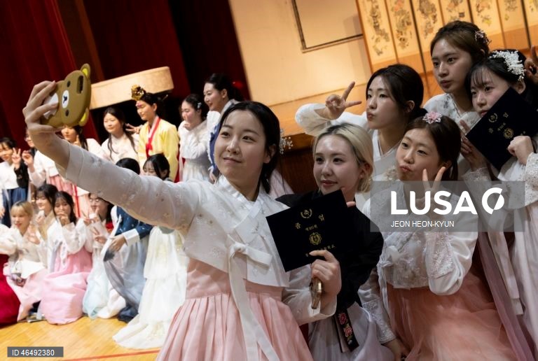 Coreia do Sul: Formatura do ensino secundário e cerimónia de maioridade