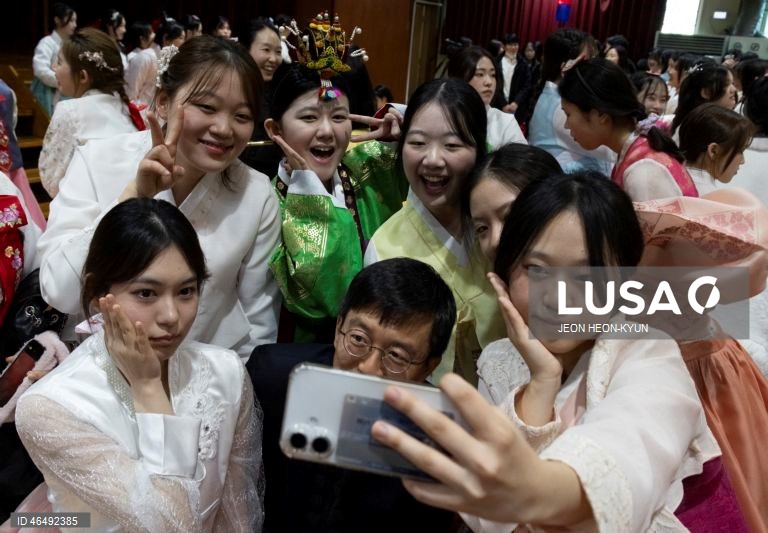 Coreia do Sul: Formatura do ensino secundário e cerimónia de maioridade