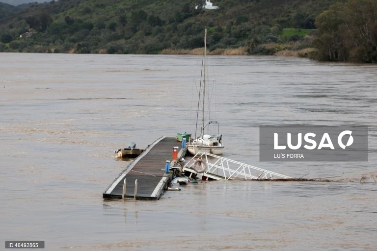 A zona ribeirinha de Alcoutim ficou inundada devido às descargas efetuadas nas barragens de Alqueva e Pedrógão, causadas pelo mau tempo, 05 de fevereiro de 2026. Onze pessoas morreram em Portugal desde a semana passada na sequência da passagem das depressões Kristin e Leonardo, que provocaram também algumas centenas de feridos e desalojados. LUÍS FORRA/LUSA