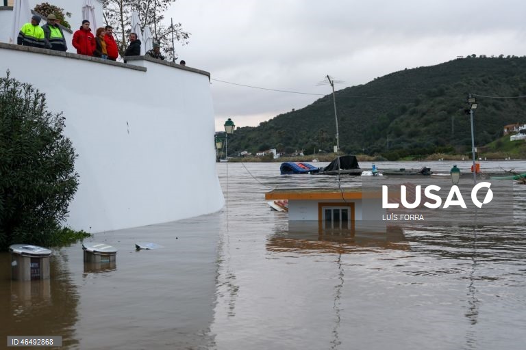 A zona ribeirinha de Alcoutim ficou inundada devido às descargas efetuadas nas barragens de Alqueva e Pedrógão, causadas pelo mau tempo, 05 de fevereiro de 2026. Onze pessoas morreram em Portugal desde a semana passada na sequência da passagem das depressões Kristin e Leonardo, que provocaram também algumas centenas de feridos e desalojados. LUÍS FORRA/LUSA