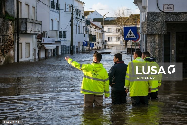 O Rio Sado inundou a zona ribeirinha devido ao mau tempo, em Alcácer do Sal, 05 de fevereiro de 2026. Onze pessoas morreram em Portugal desde a semana passada na sequência da passagem das depressões Kristin e Leonardo, que provocaram também algumas centenas de feridos e desalojados. RUI MINDERICO/LUSA