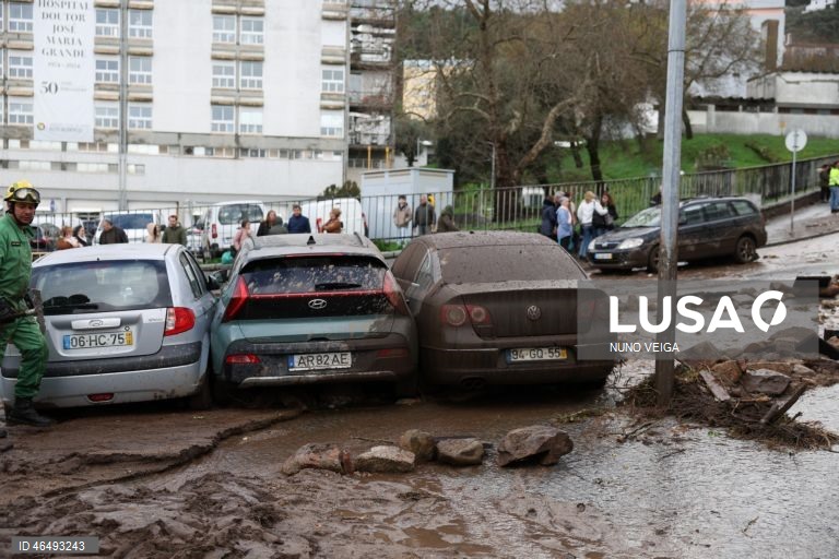 Dezenas de automóveis sofreram hoje danos e outros foram arrastados pela força da água, lama e pedras provenientes da Serra de São Mamede, devido ao mau tempo, em Portalegre, 05 de fevereiro de 2026. Onze pessoas morreram em Portugal desde a semana passada na sequência da passagem das depressões Kristin e Leonardo, que provocaram também algumas centenas de feridos e desalojados. NUNO VEIGA/LUSA