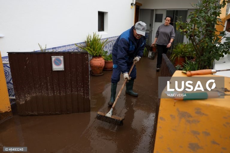 Populares limpam o terraço de uma habitação que devido mau tempo arrastou pela força da água, lama e pedras provenientes da Serra de São Mamede, em Portalegre, 05 de fevereiro de 2026. Onze pessoas morreram em Portugal desde a semana passada na sequência da passagem das depressões Kristin e Leonardo, que provocaram também algumas centenas de feridos e desalojados. NUNO VEIGA/LUSA