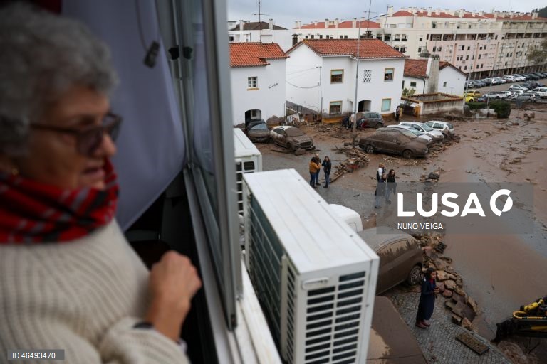 Dezenas de automóveis sofreram hoje danos e outros foram arrastados pela força da água, lama e pedras provenientes da Serra de São Mamede, devido ao mau tempo, em Portalegre, 05 de fevereiro de 2026. Onze pessoas morreram em Portugal desde a semana passada na sequência da passagem das depressões Kristin e Leonardo, que provocaram também algumas centenas de feridos e desalojados. NUNO VEIGA/LUSA