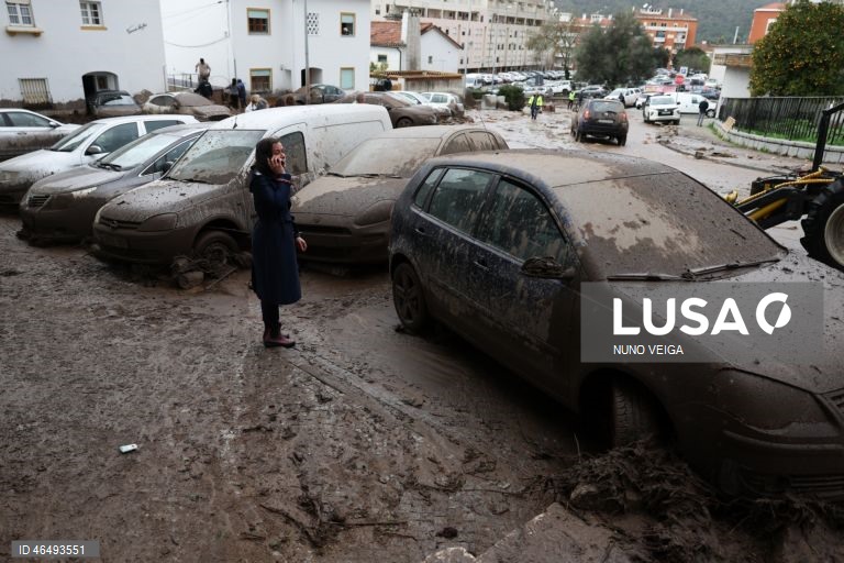 Dezenas de automóveis sofreram hoje danos e outros foram arrastados pela força da água, lama e pedras provenientes da Serra de São Mamede, devido ao mau tempo, em Portalegre, 05 de fevereiro de 2026. Onze pessoas morreram em Portugal desde a semana passada na sequência da passagem das depressões Kristin e Leonardo, que provocaram também algumas centenas de feridos e desalojados. NUNO VEIGA/LUSA