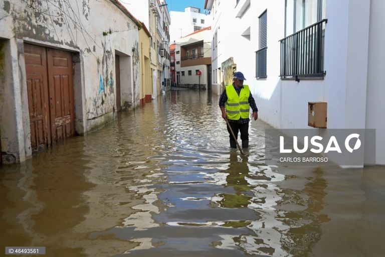Devido ao mau tempo o centro da Lourinhã ficou parcialmente submerso, 05 de fevereiro de 2026. Onze pessoas morreram em Portugal desde a semana passada na sequência da passagem das depressões Kristin e Leonardo, que provocaram também algumas centenas de feridos e desalojados. CARLOS BARROSO/LUSA