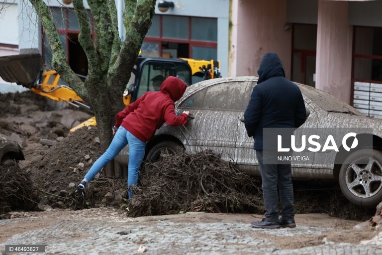 Dezenas de automóveis sofreram hoje danos e outros foram arrastados pela força da água, lama e pedras provenientes da Serra de São Mamede, devido ao mau tempo, em Portalegre, 05 de fevereiro de 2026. Onze pessoas morreram em Portugal desde a semana passada na sequência da passagem das depressões Kristin e Leonardo, que provocaram também algumas centenas de feridos e desalojados. NUNO VEIGA/LUSA