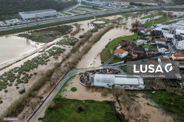 Imagem captada por drone das inundações na cidade de Leiria depois de o concelho ter sido gravemente afetado pela depressão Kristin, 05 de fevereiro de 2026. PEDRO CASTANHEIRA E CUNHA / LUSA