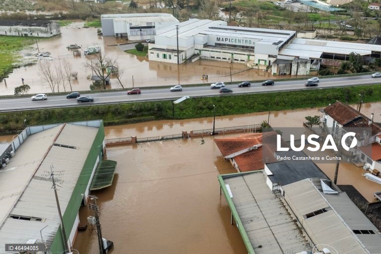Imagem captada por drone das inundações na cidade de Leiria depois de o concelho ter sido gravemente afetado pela depressão Kristin, 05 de fevereiro de 2026. PEDRO CASTANHEIRA E CUNHA / LUSA