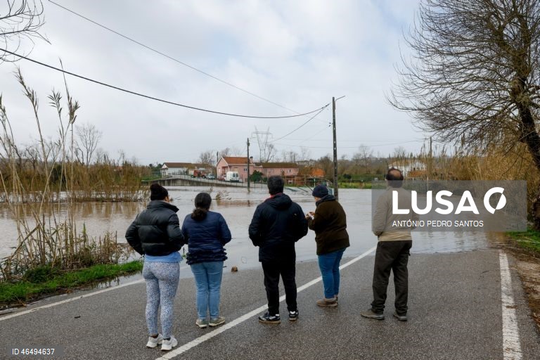 Populares observam uma estrada parcialmente submersa pela subida da água do Rio Lis devido ao mau tempo, em Leiria, 05 de fevereiro de 2026. Onze pessoas morreram em Portugal desde a semana passada na sequência da passagem das depressões Kristin e Leonardo, que provocaram também algumas centenas de feridos e desalojados. ANTÓNIO PEDRO SANTOS/LUSA